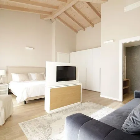 New ,private Garden, Swimming Pool And Hostel Torno