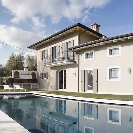New ,private Garden, Swimming Pool And Hostel